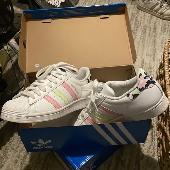 Adidas shelltop sneaker pink yellow n white with floral detail on heel kids 7